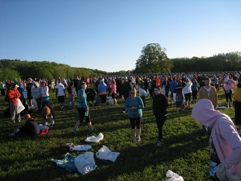2013 Bayshore Half 038.JPG - Closer to start time people were being dropped off at a faster rate.